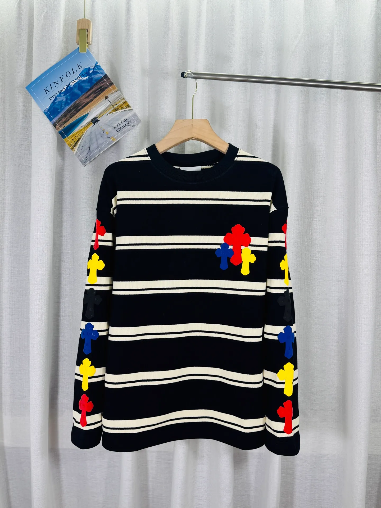 P250 top version, real shot without P, ​​different from market currency) 𝗖𝗵𝗿𝗼𝗺𝗲 𝗛𝗲𝗮𝗿𝘁𝘀/Cro Heart 2025 Autumn and Winter Horseshoe Cross 3D Printed Black and White Striped Couple Casual Long Sleeve 👑The highest version! Customized fabric 320g fabric! Horseshoe cross sticker, a best-selling model in the counter, very comfortable to wear. Accessories: original molded and authenticated collar label➕100% silk wash label. Genuine purchase-grade original hangtag➕matching hanging rope➕3D hanging beads➕original packaging bag. Craftsmanship: The original version has consistent wiring! The highest version of the armhole matching technique! Color: Black Size: S M L XL Style No.: 5188